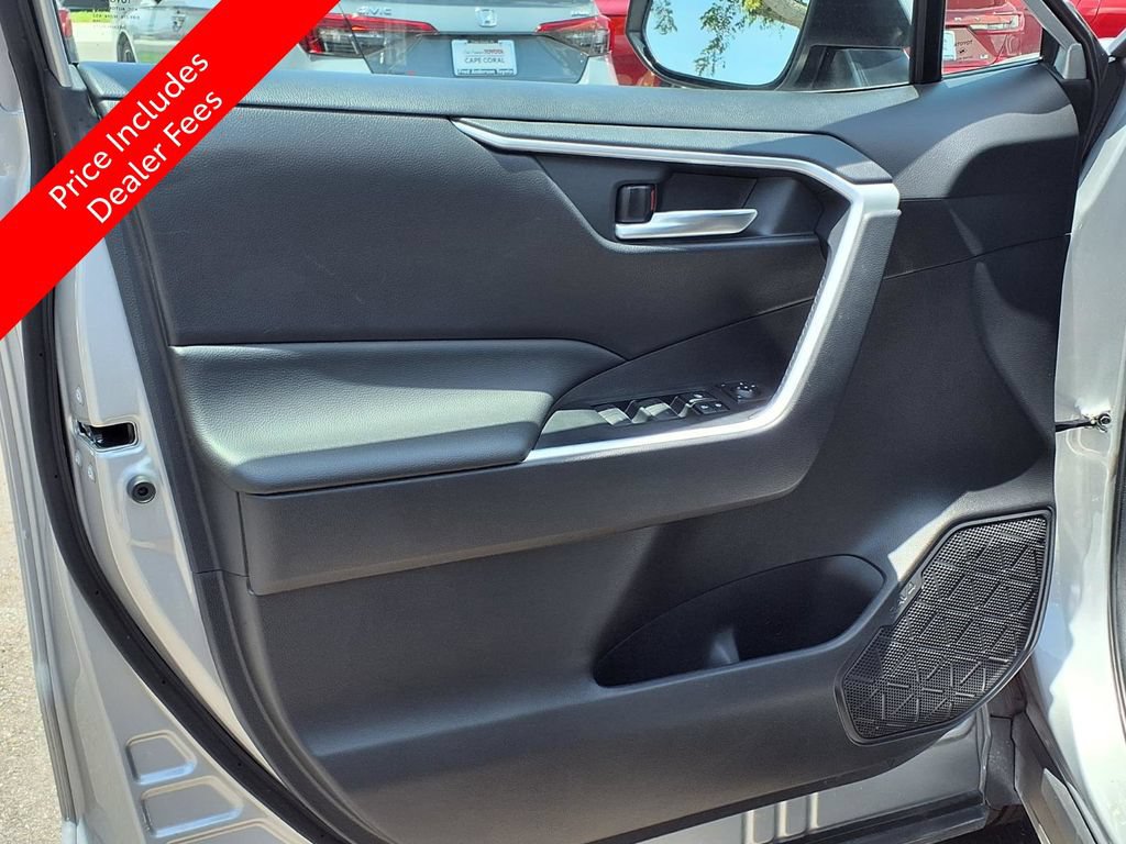 Used 2025 Toyota RAV4 XLE FWD image 25
