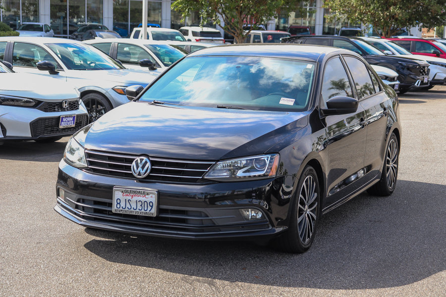 Used 2016 Volkswagen Jetta Sport w/ Lighting Package FWD image 3