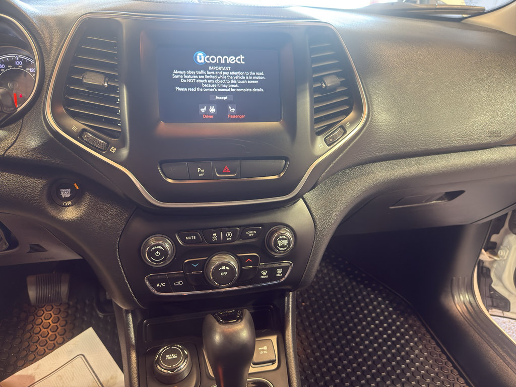 Used 2020 Jeep Cherokee Latitude Plus AWD/4WD image 19