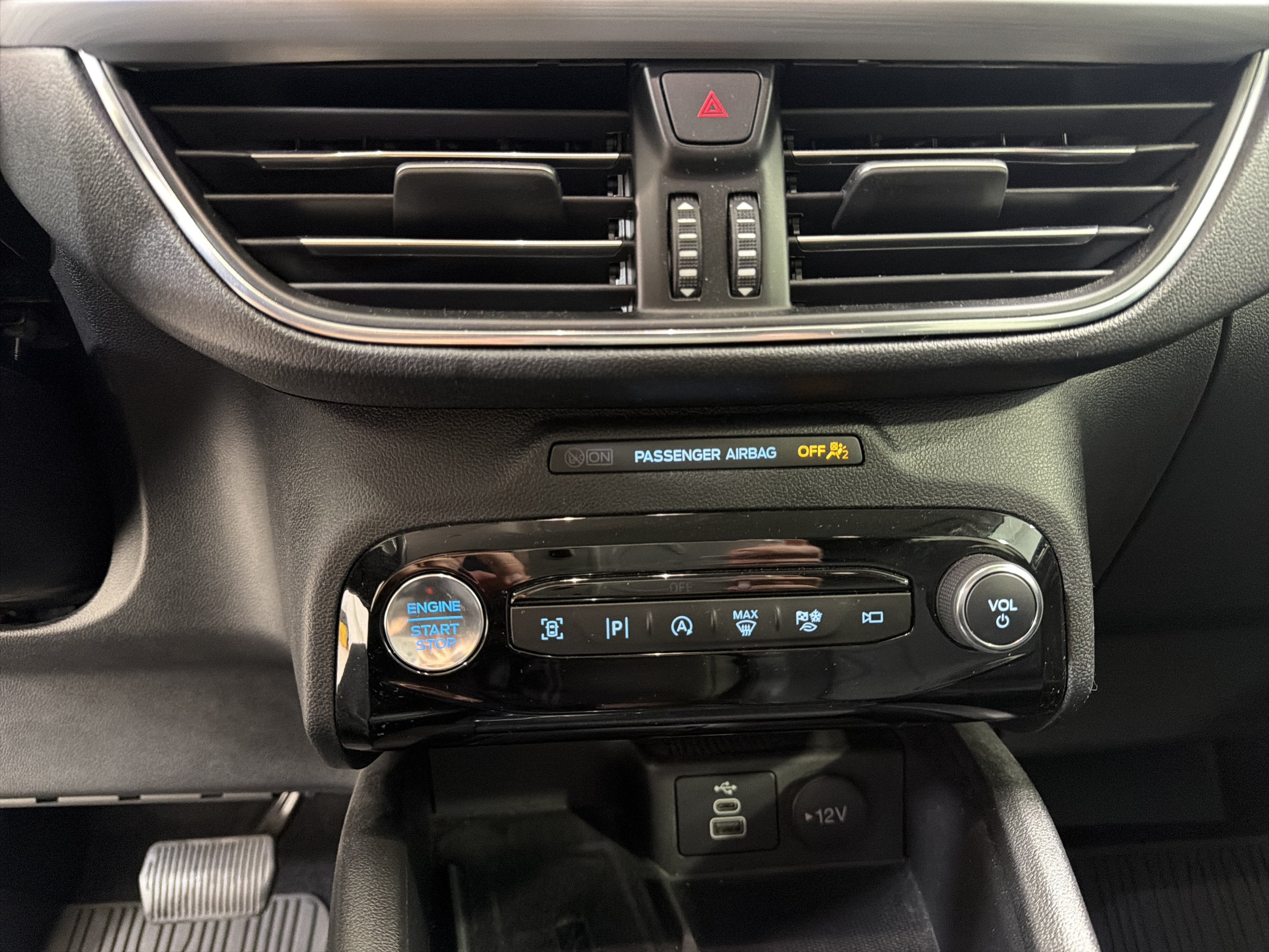 Used 2025 Ford Escape Platinum w/ Premium Technology Package AWD/4WD image 17
