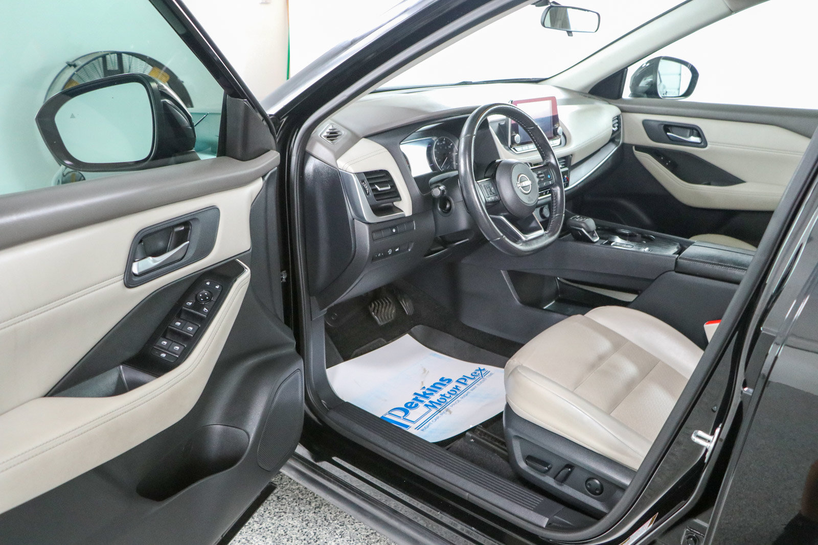 Used 2023 Nissan Rogue SV w/ SV Premium B Package FWD image 3