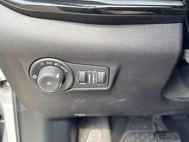 Used 2025 Jeep Compass Trailhawk w/ Trailer Tow Group AWD/4WD image 32