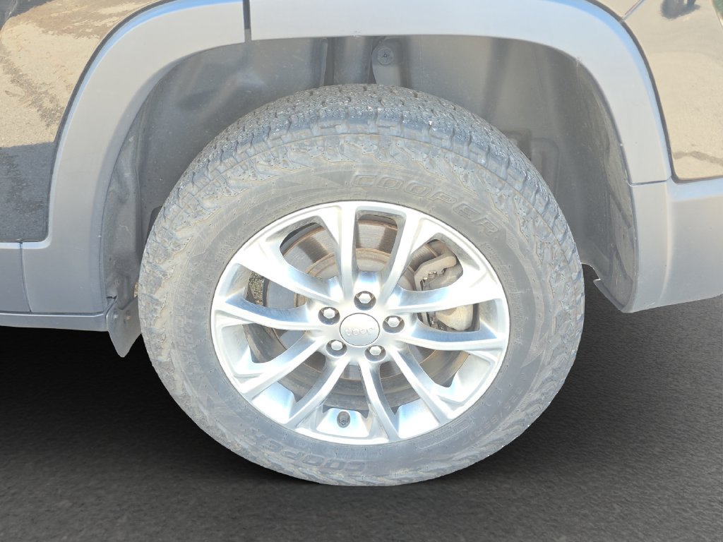 Used 2019 Jeep Cherokee Latitude Plus AWD/4WD image 5