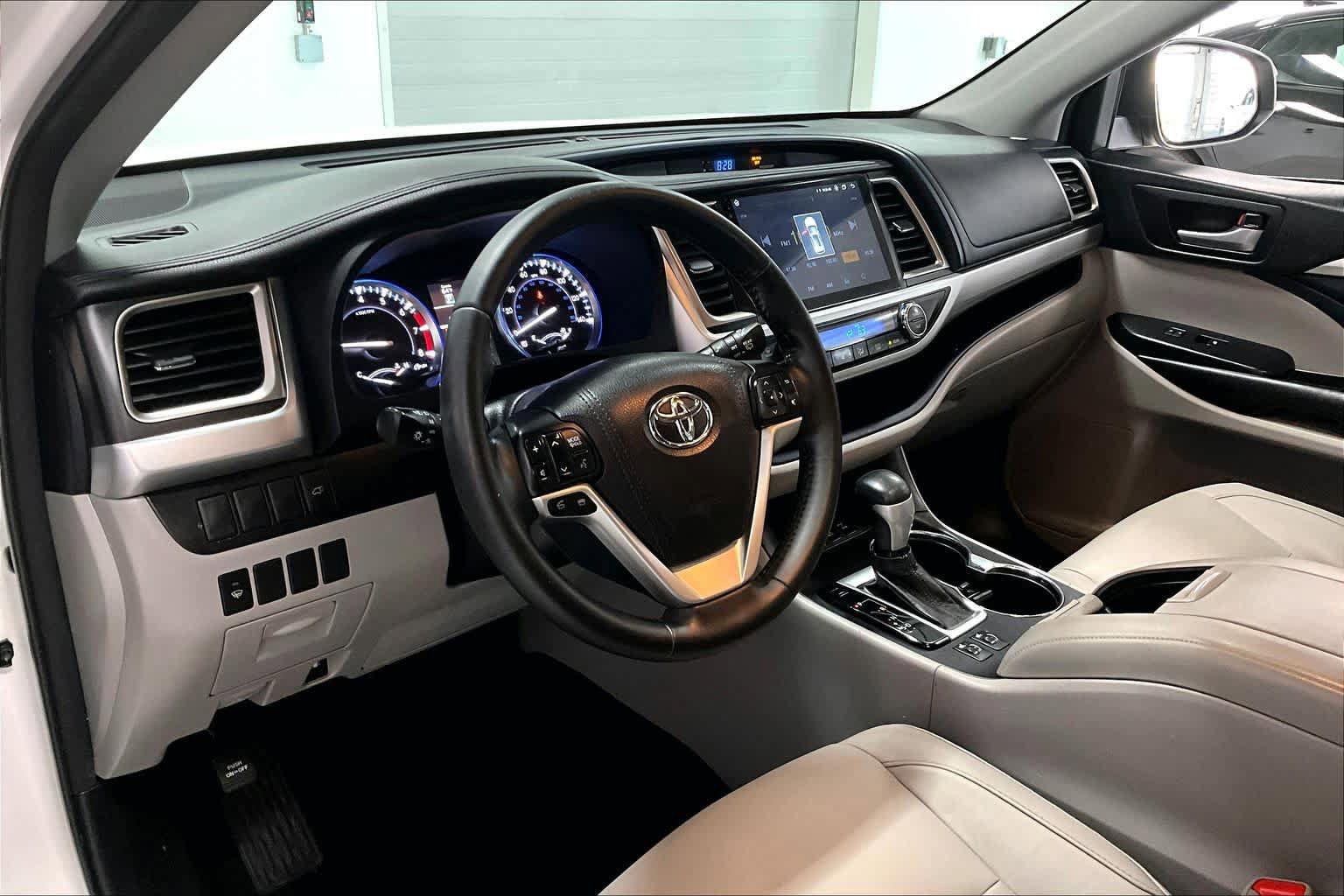 Used 2016 Toyota Highlander XLE AWD/4WD image 2