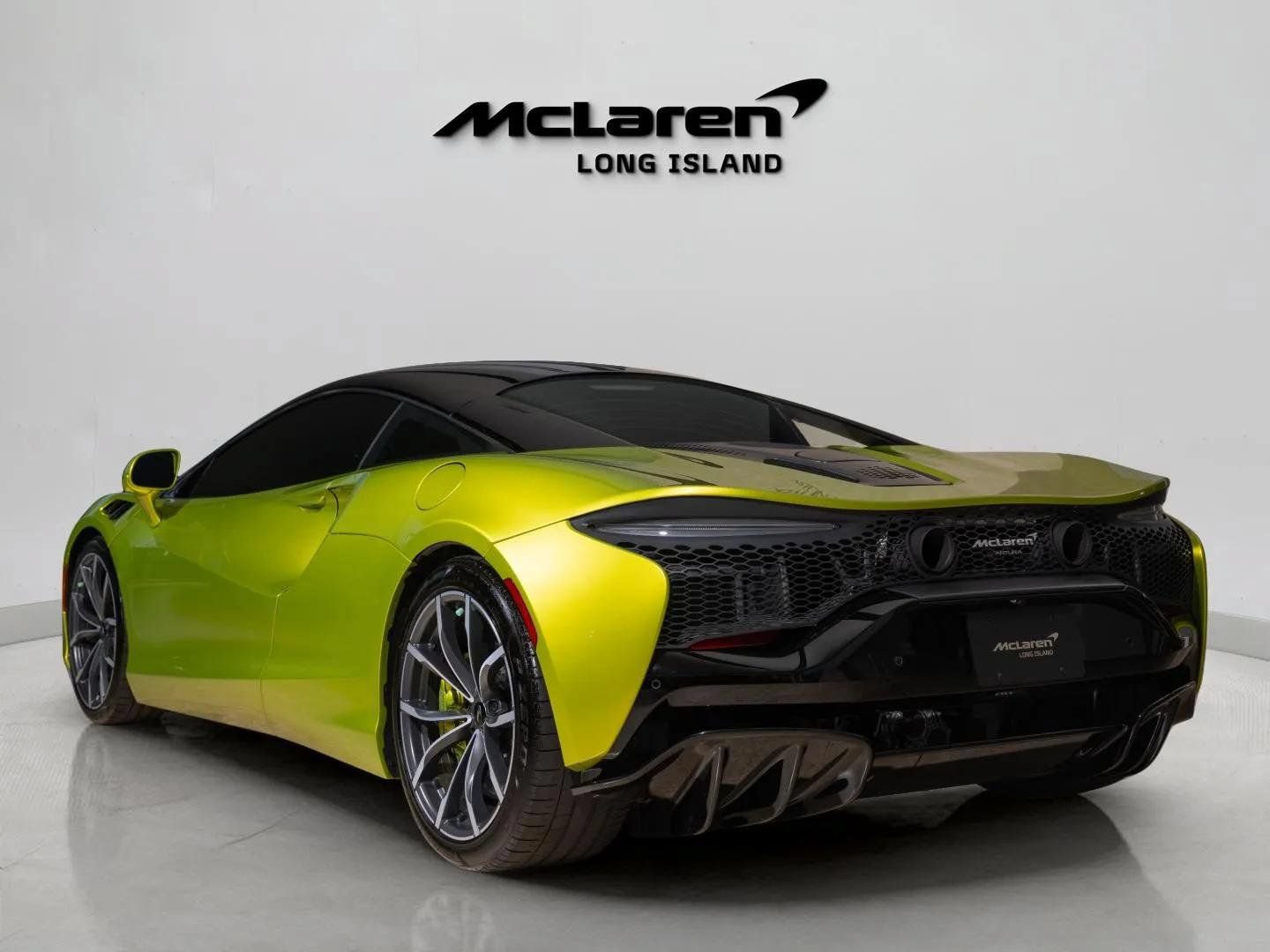 Used 2023 McLaren Artura RWD image 7