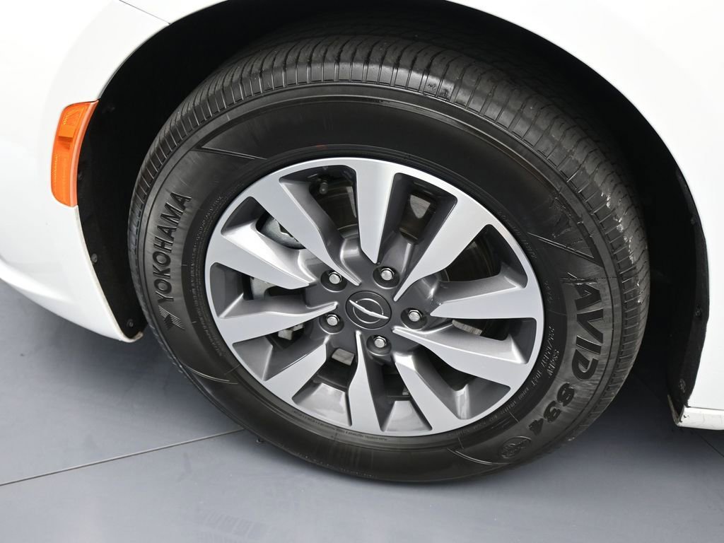 Used 2024 Chrysler Pacifica Select image 25