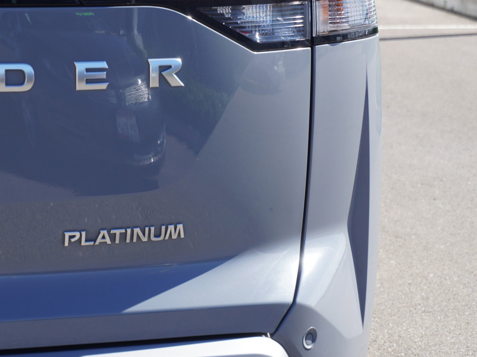 Used 2022 Nissan Pathfinder Platinum w/ Cargo Package image 10