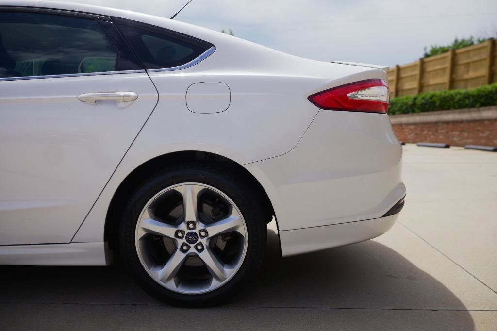 Used 2016 Ford Fusion SE w/ Equipment Group 201A image 12