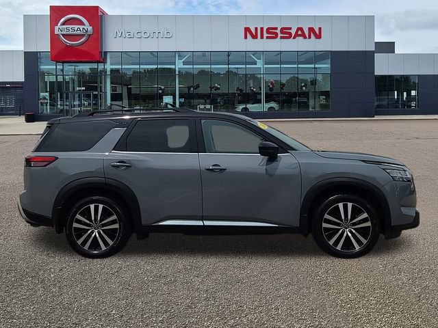 Used 2024 Nissan Pathfinder Platinum w/ Cargo Package AWD/4WD image 8