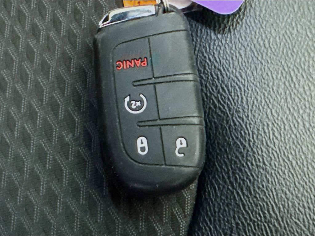 Used 2025 Jeep Compass Latitude image 34