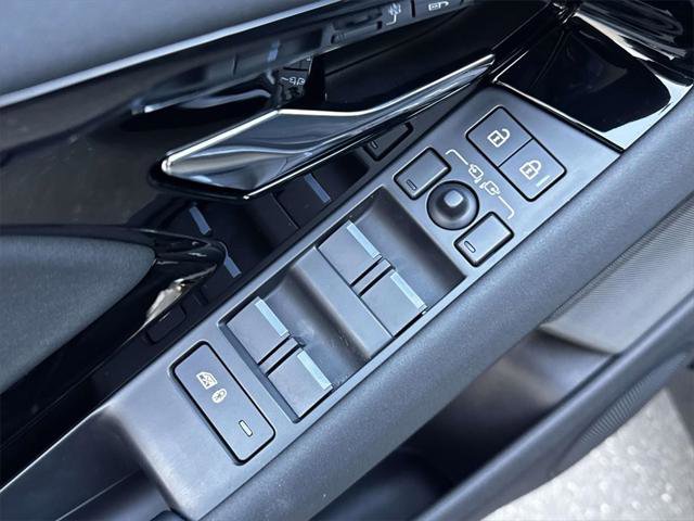 Used 2025 Land Rover Range Rover Evoque Dynamic SE image 15