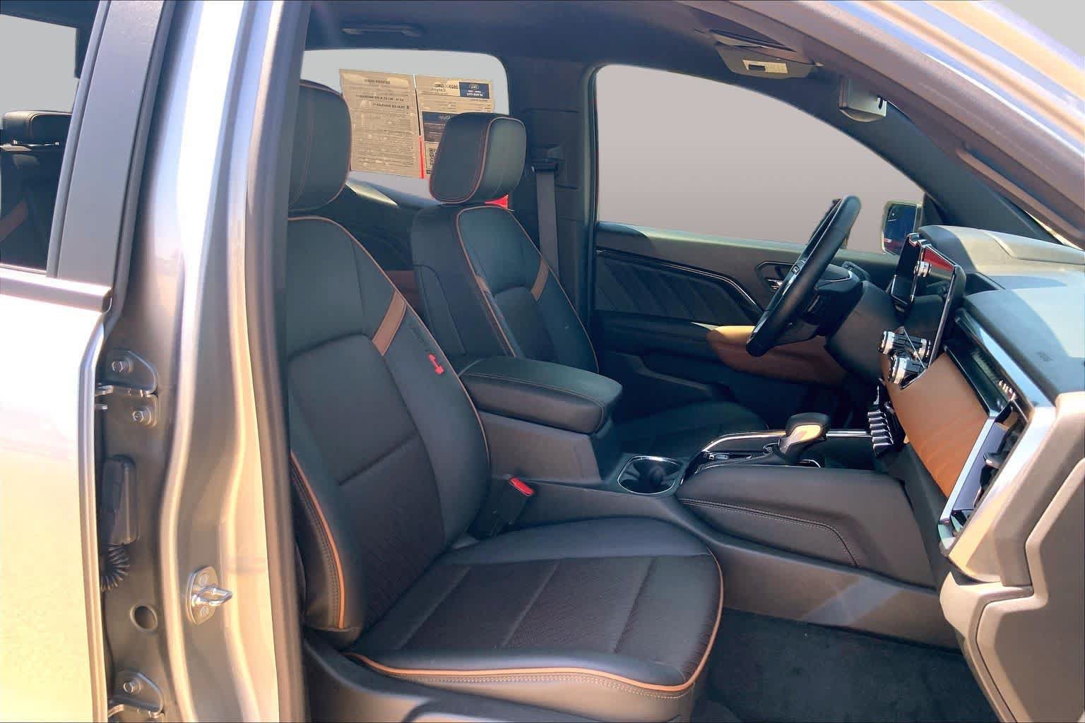 Used 2023 GMC Canyon AT4 w/ AT4 Premium Package AWD/4WD image 9