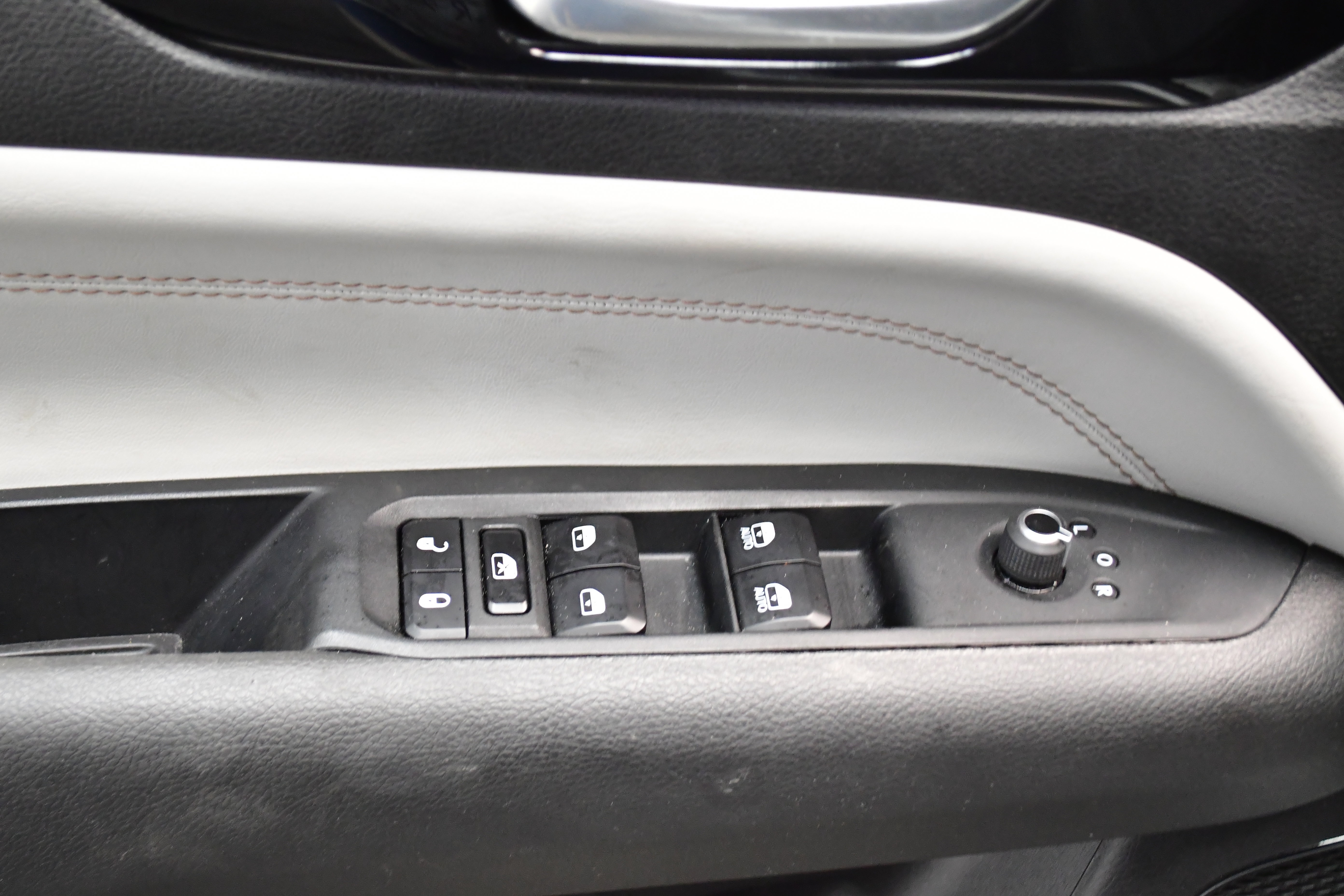 Used 2025 Jeep Compass Limited AWD/4WD image 16
