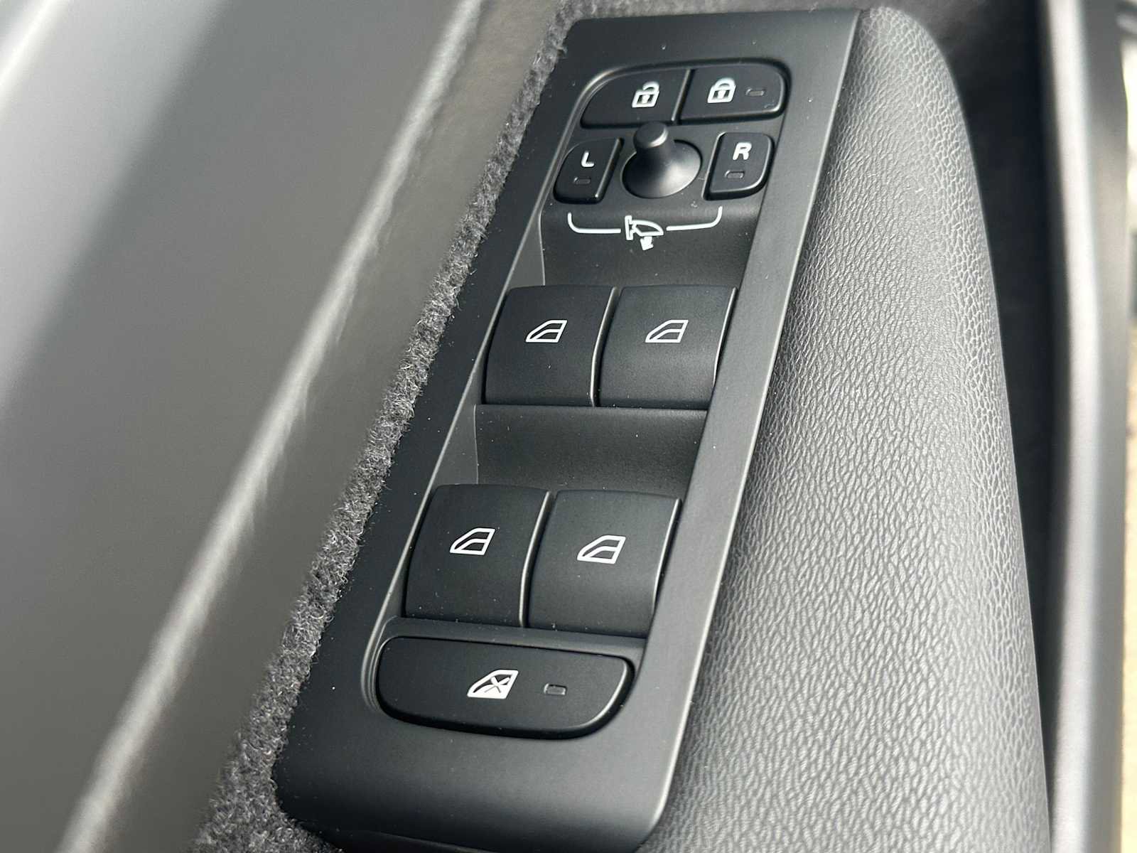 Used 2025 Volvo XC40 B5 Plus w/ Climate Package image 20