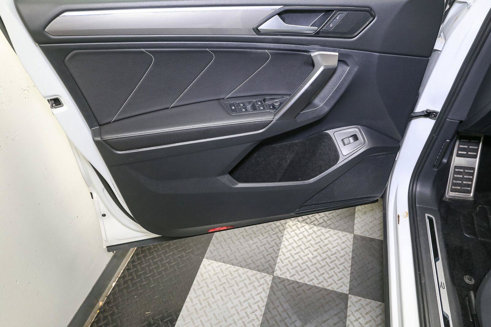 Certified 2024 Volkswagen Tiguan SE R-Line AWD/4WD image 47