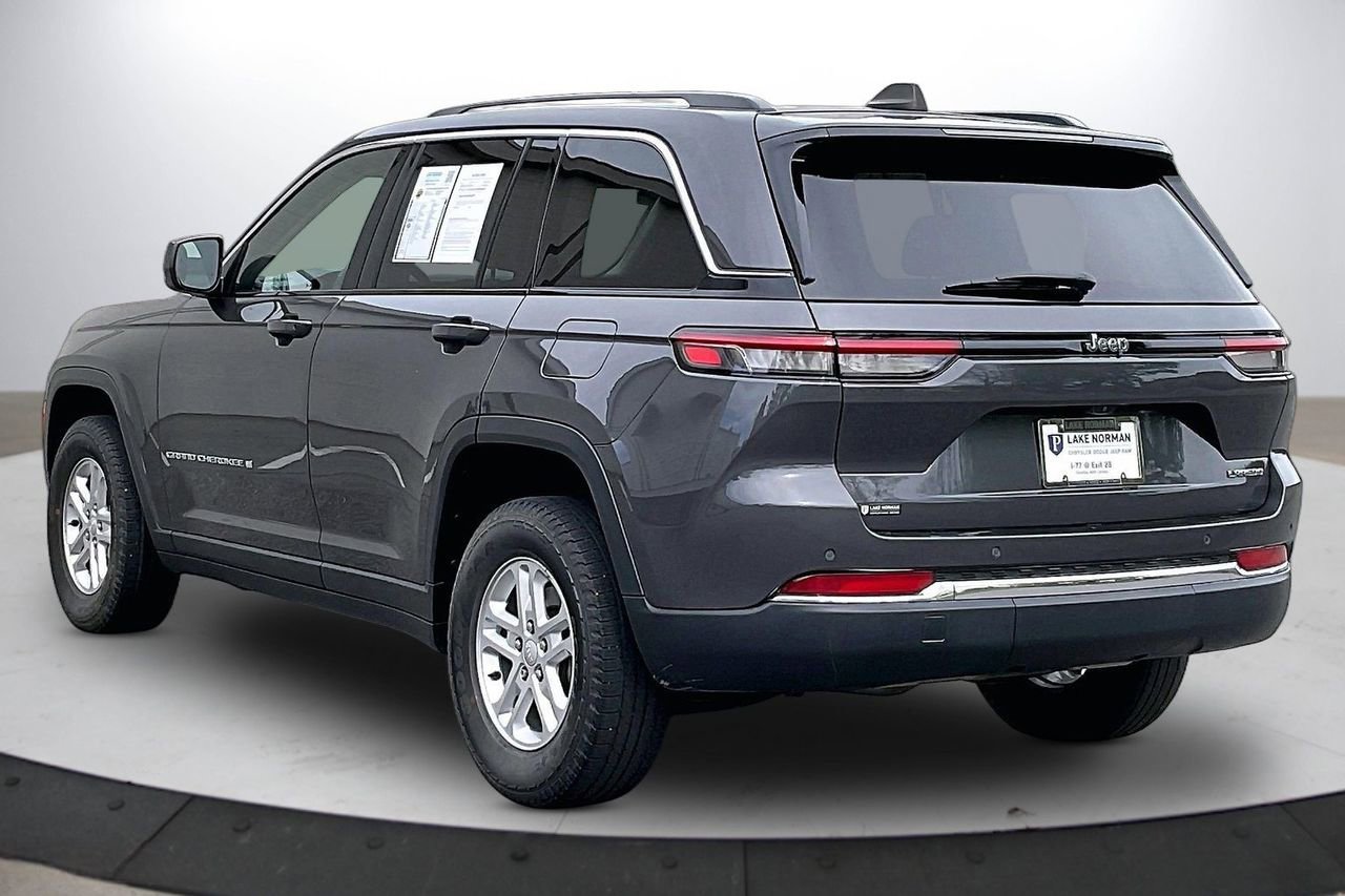 Used 2023 Jeep Grand Cherokee Laredo image 7
