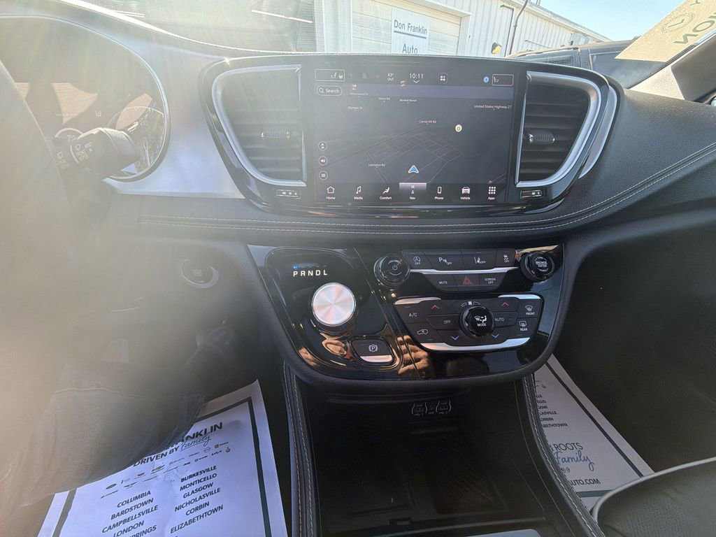Used 2025 Chrysler Pacifica Limited FWD image 19