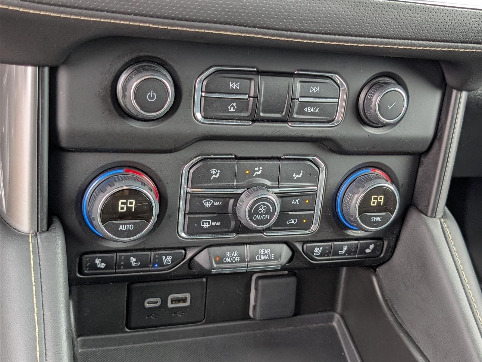 Used 2024 Chevrolet Suburban Premier RWD image 31