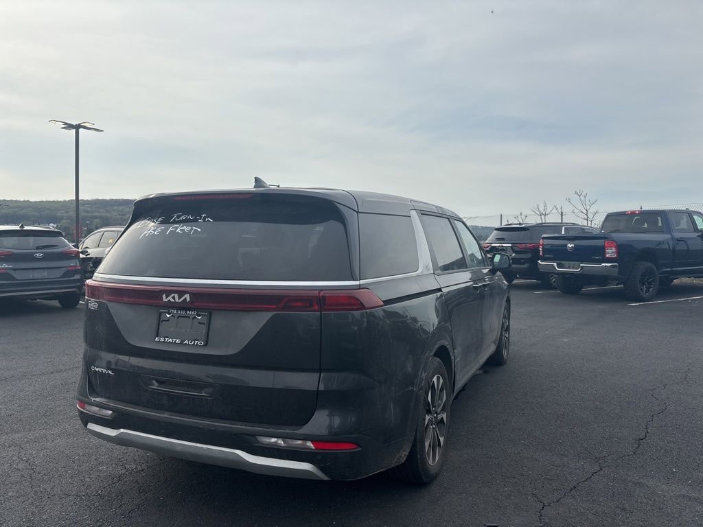 Used 2023 Kia Carnival EX image 2