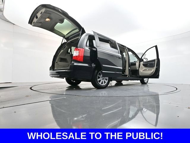 Used 2014 Chrysler Town & Country Touring image 40