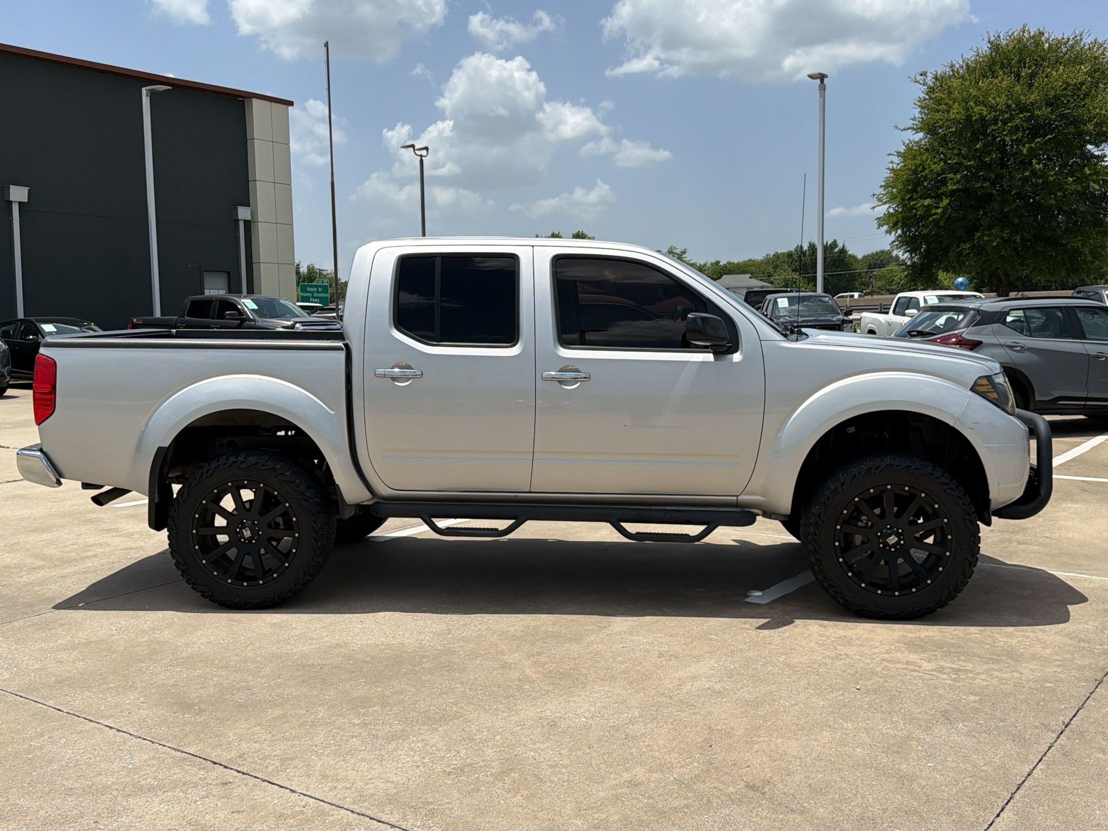 Used 2020 Nissan Frontier SV RWD image 8
