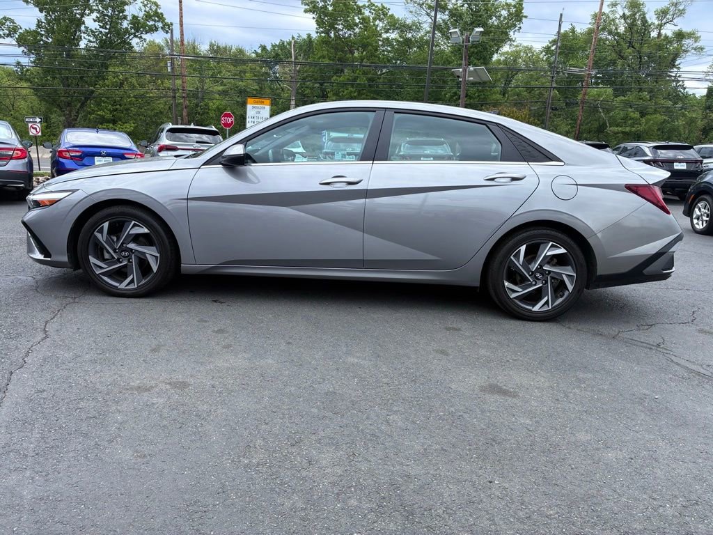 Used 2025 Hyundai Elantra Limited FWD image 4