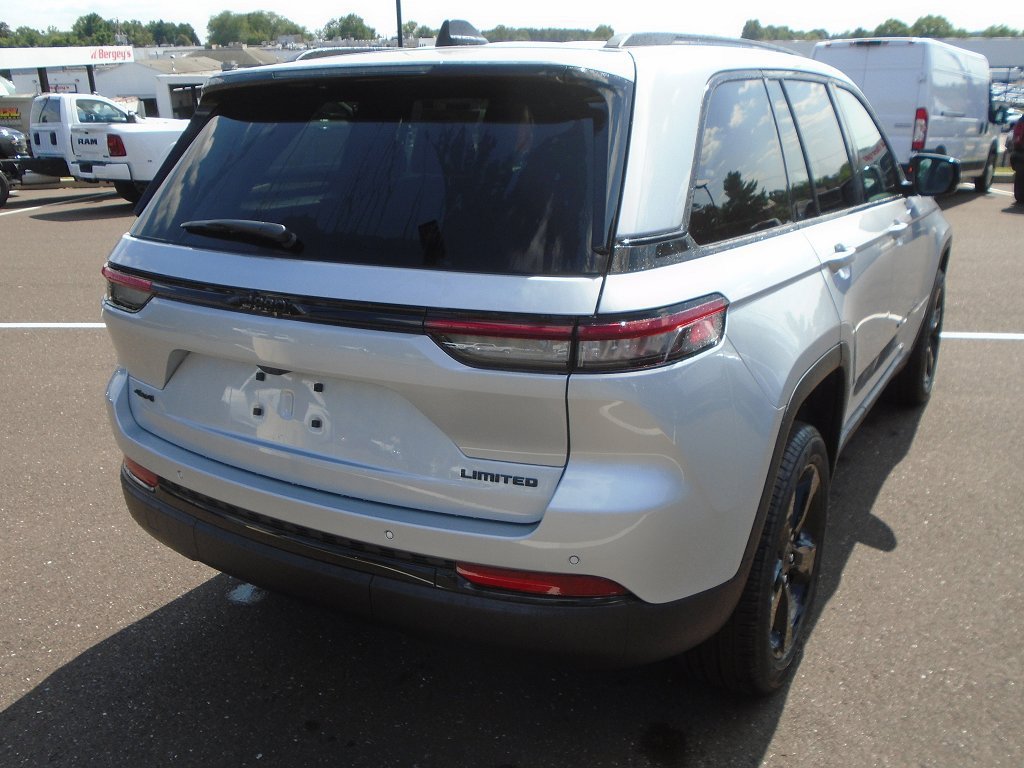 New 2025 Jeep Grand Cherokee Limited w/ Black Appearance Package AWD/4WD image 2