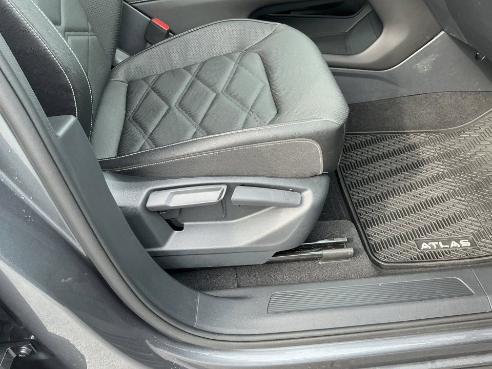 Certified 2025 Volkswagen Atlas SE FWD image 32