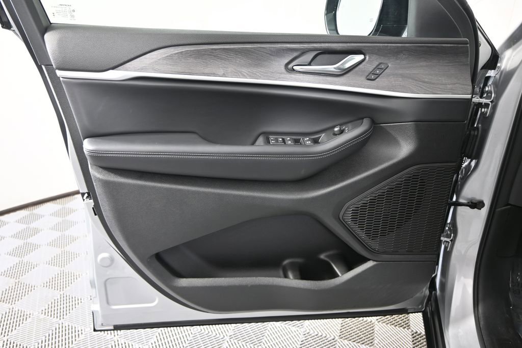 Used 2025 Jeep Grand Cherokee L Limited w/ Black Appearance Package image 19