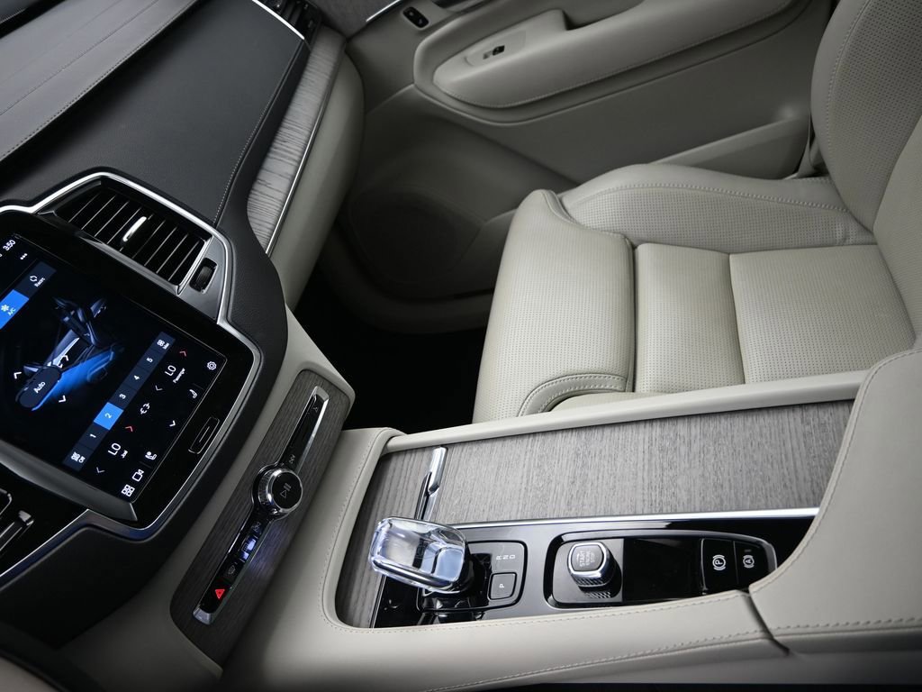 Used 2024 Volvo XC90 T8 Ultimate w/ Protection Package Premier AWD/4WD image 18