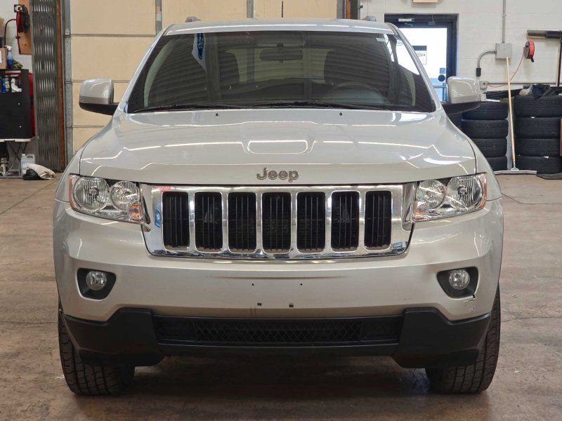 Used 2011 Jeep Grand Cherokee Laredo AWD/4WD image 2