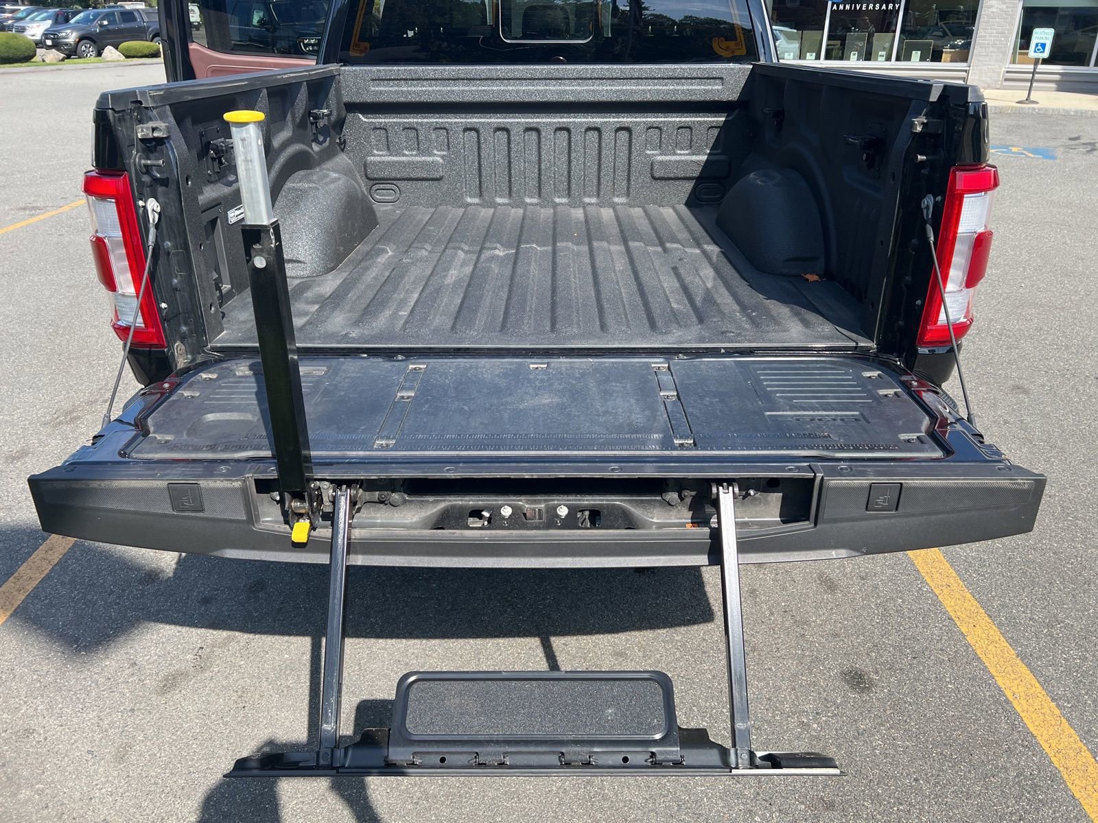 Used 2022 Ford F150 Lariat w/ Equipment Group 502A High image 11