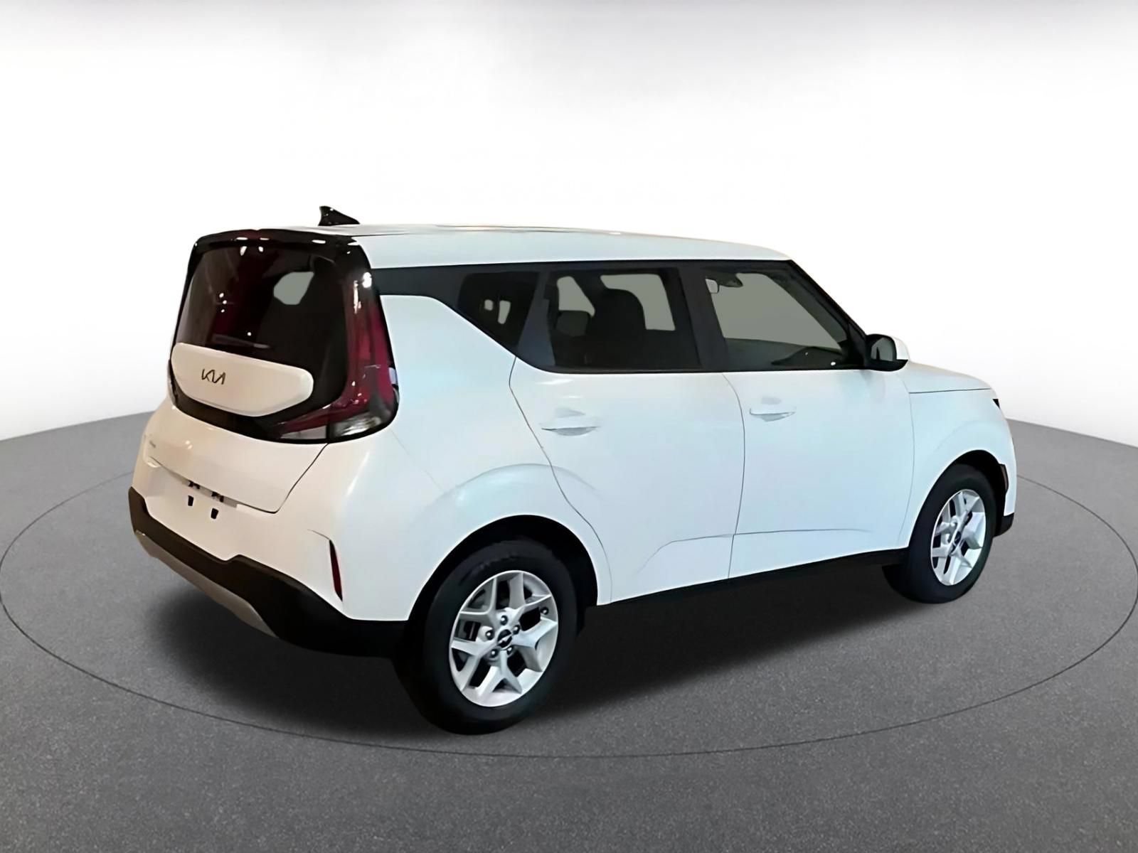 Used 2025 Kia Soul LX w/ LX Technology Package FWD image 12