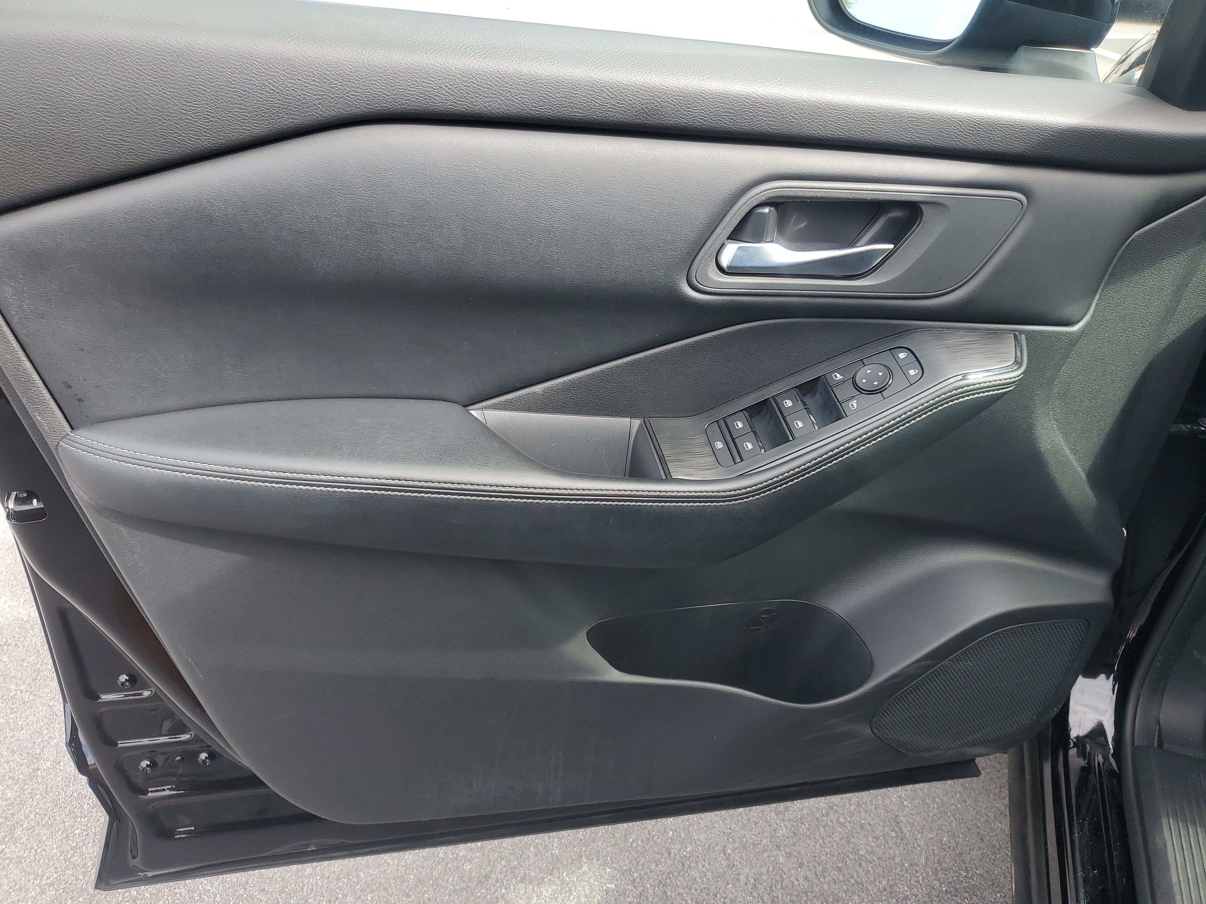 Used 2025 Nissan Rogue SV AWD/4WD image 11