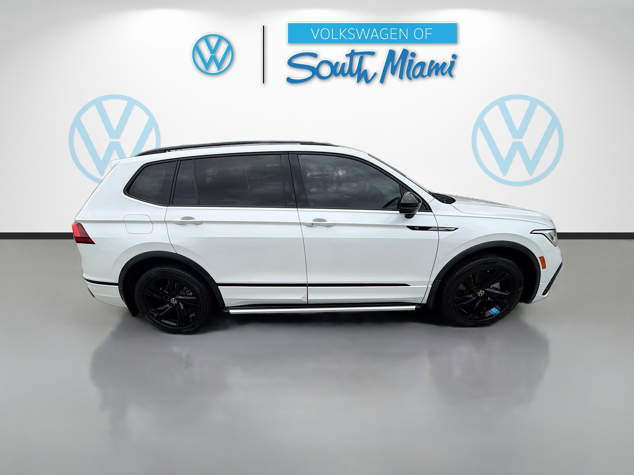 Used 2023 Volkswagen Tiguan SE R-Line image 8