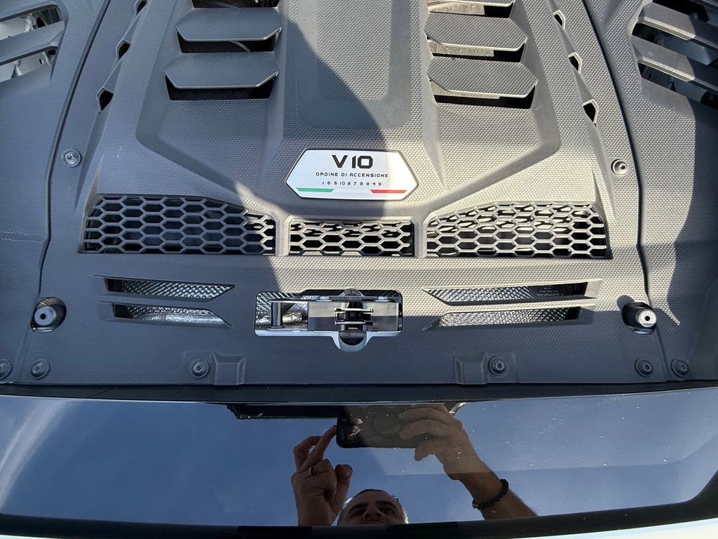 Used 2021 Lamborghini Huracan EVO image 17