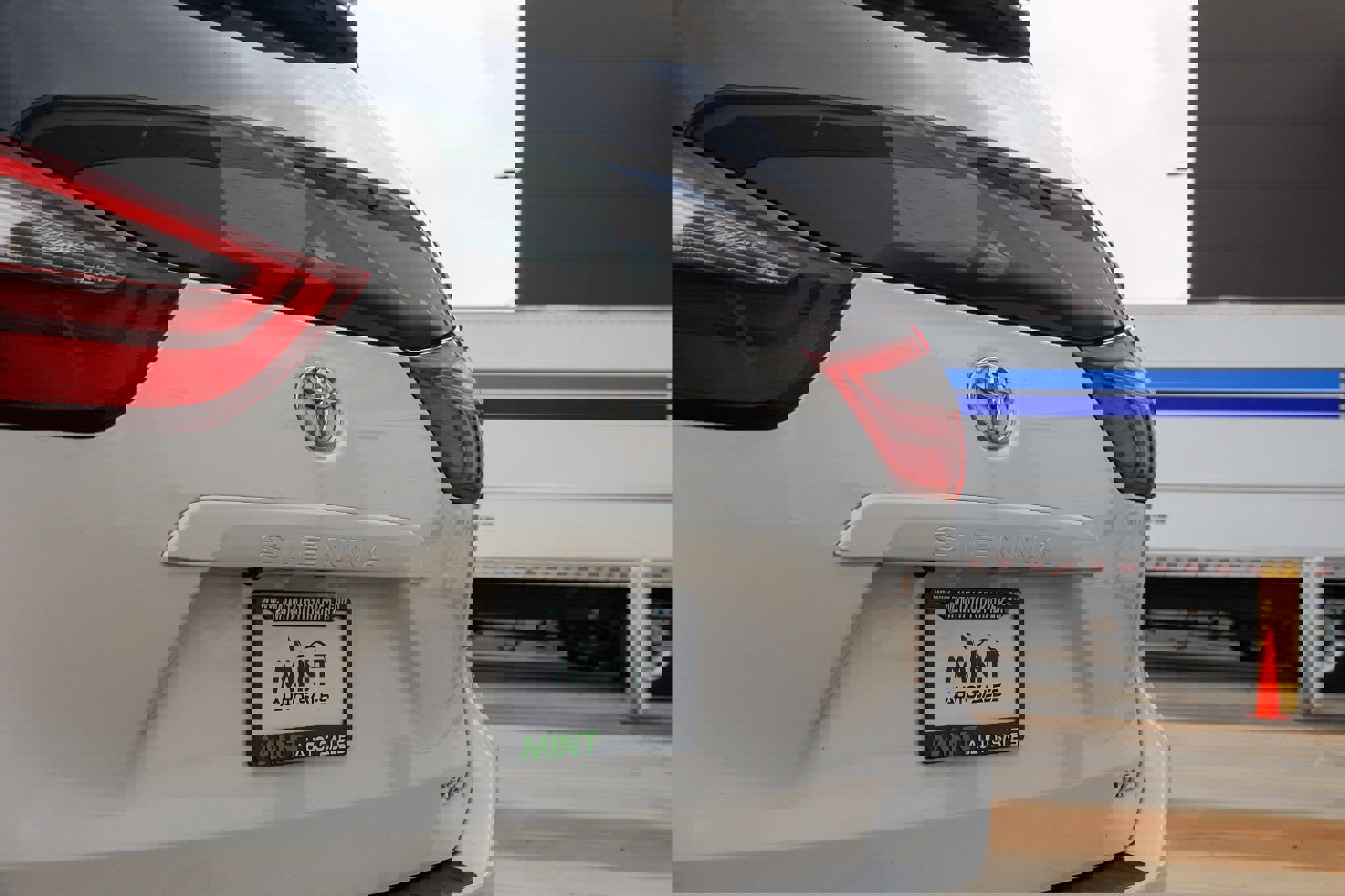 Used 2020 Toyota Sienna XLE image 35