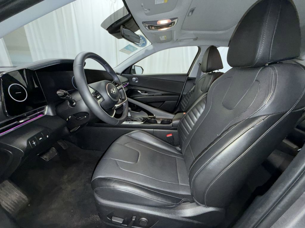 Used 2023 Hyundai Elantra Limited image 3