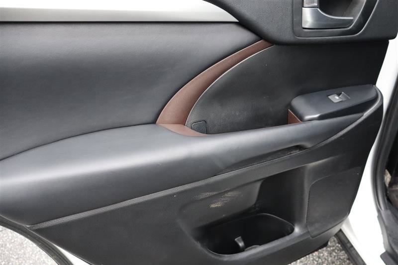 Used 2019 Toyota Highlander AWD V6 image 9