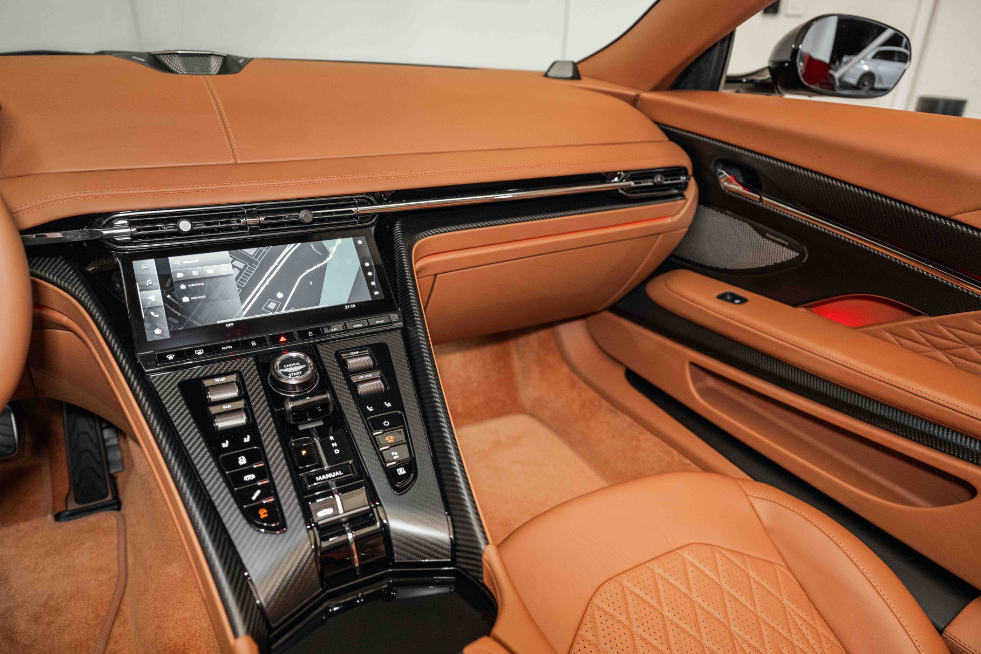 Used 2025 Aston Martin DB12 Convertible image 19