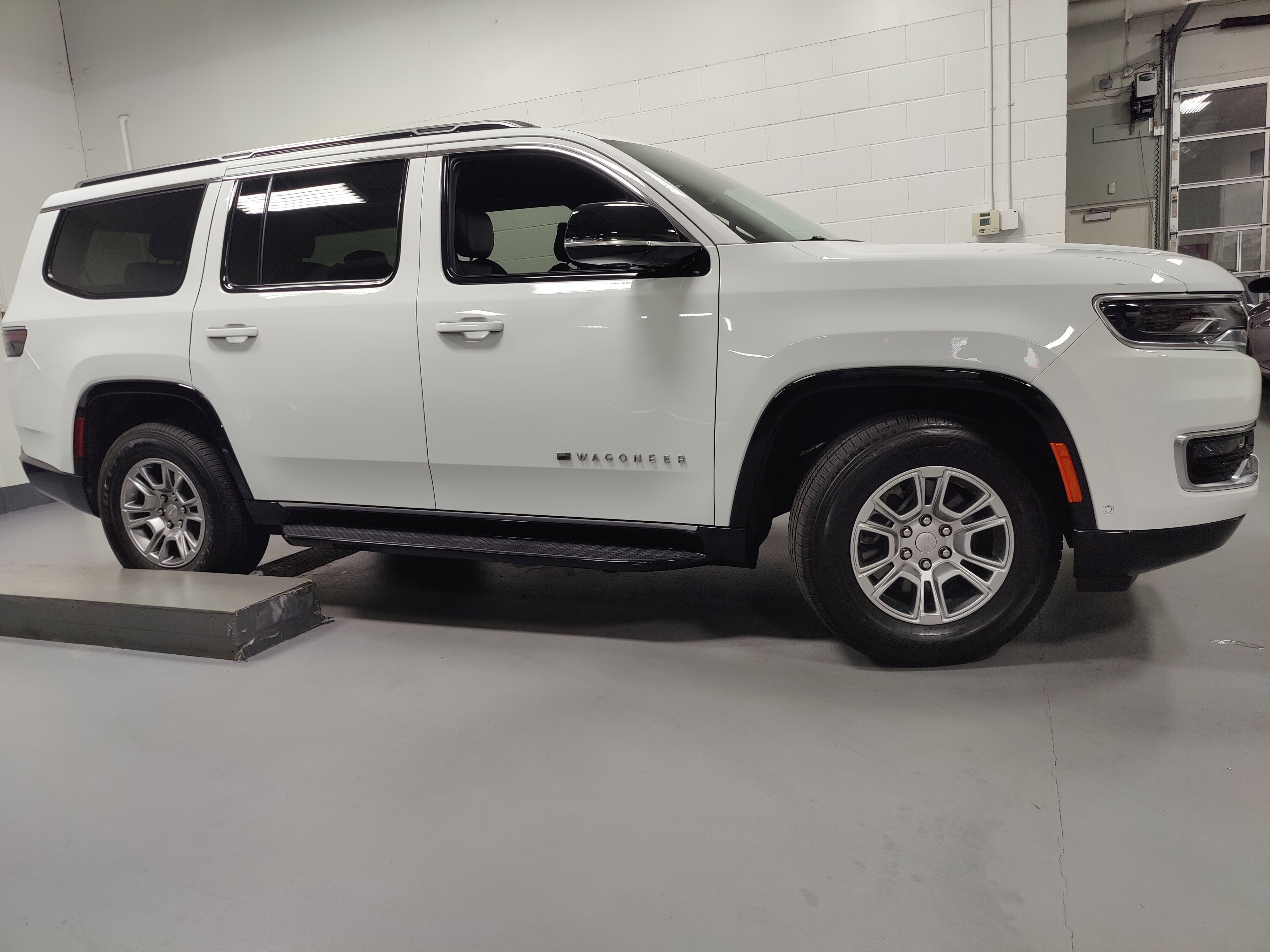 Used 2024 Jeep Wagoneer 4WD image 3