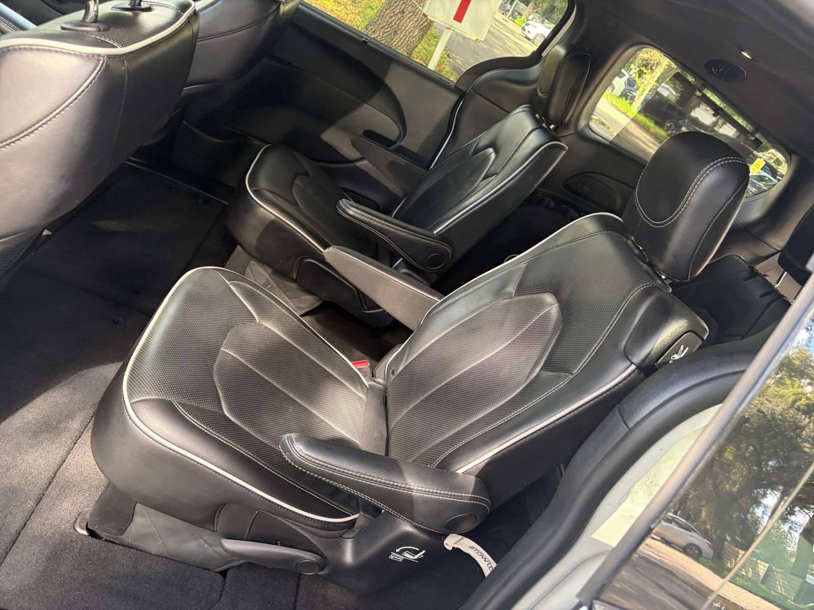Used 2025 Chrysler Pacifica Limited FWD image 40
