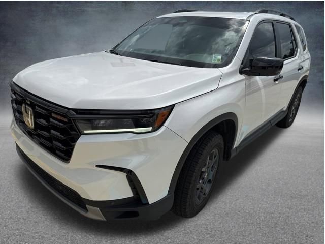 Used 2025 Honda Pilot TrailSport image 3