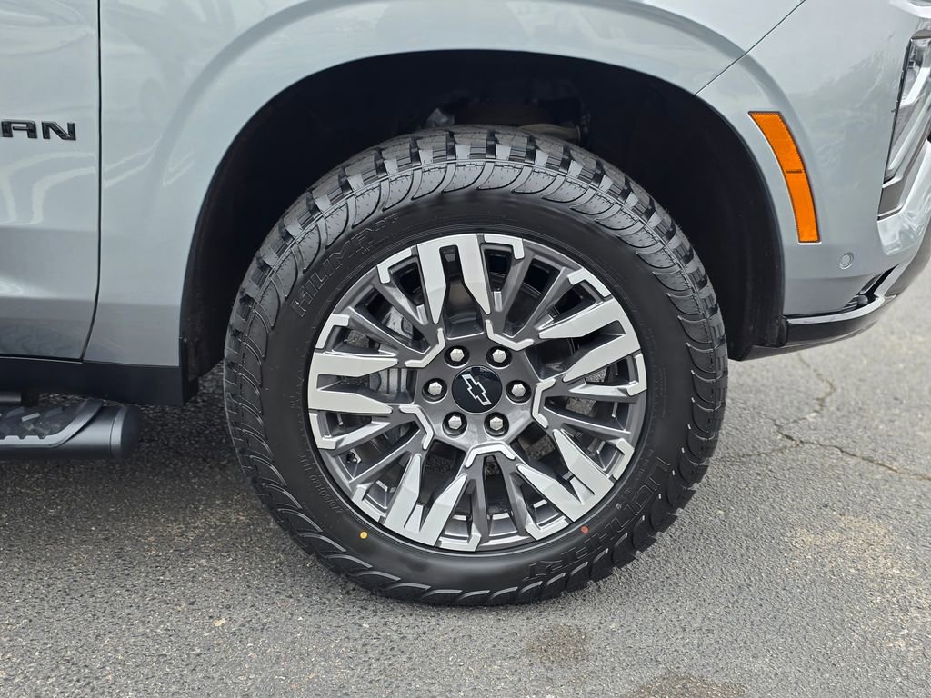 Used 2025 Chevrolet Suburban Z71 AWD/4WD image 8