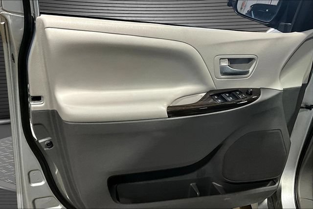 Used 2019 Toyota Sienna XLE FWD image 19