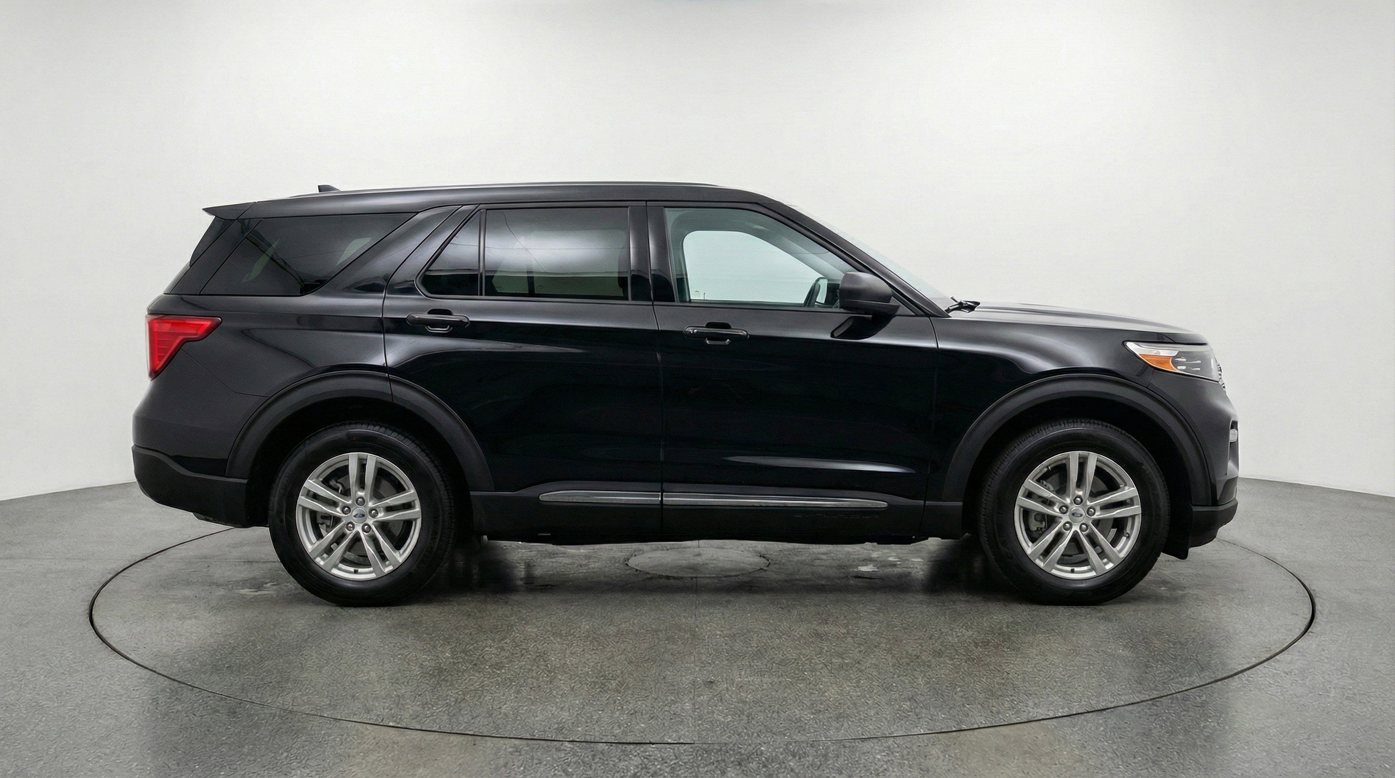 Used 2024 Ford Explorer XLT w/ Equipment Group 202A image 11