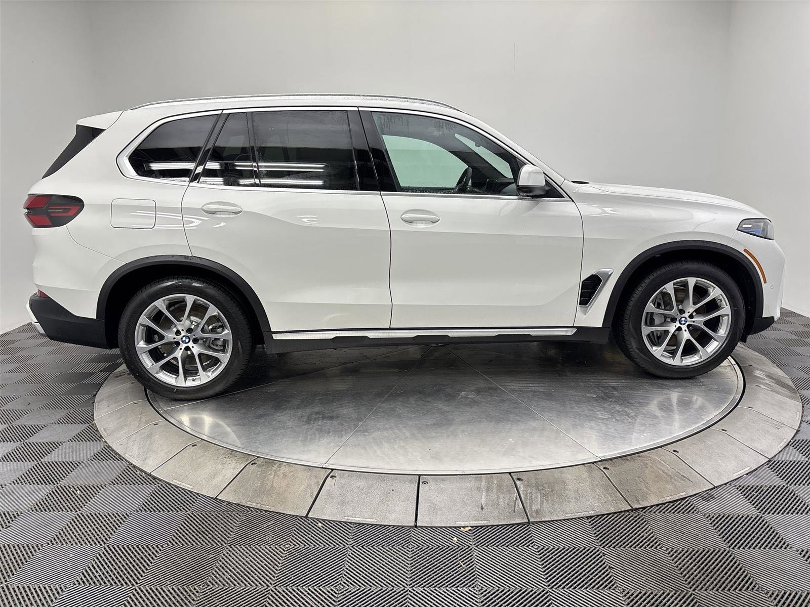 New 2026 BMW X5 xDrive50e w/ Climate Comfort Package image 17