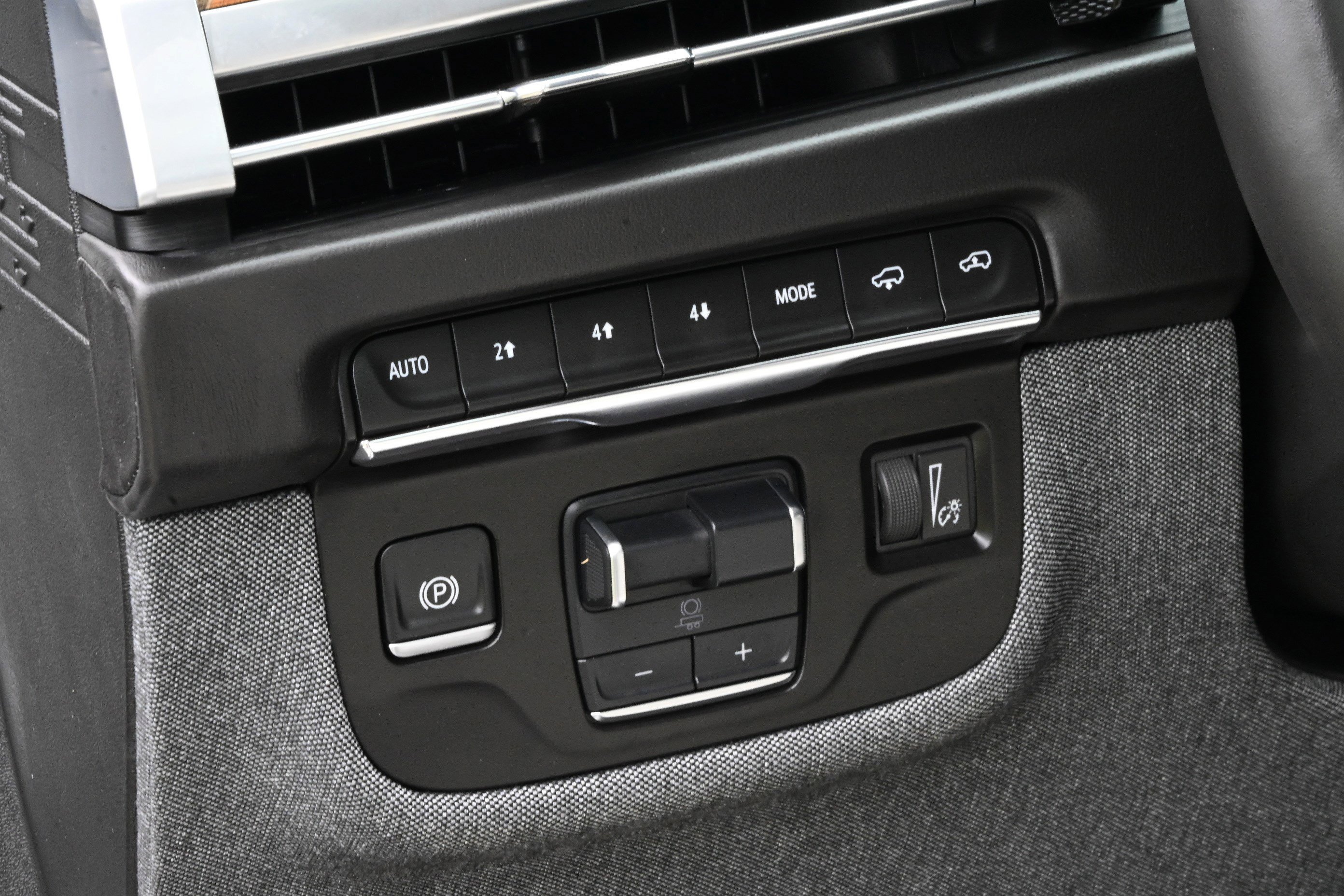 Used 2025 Cadillac Escalade ESV Premium Luxury Platinum AWD/4WD image 31