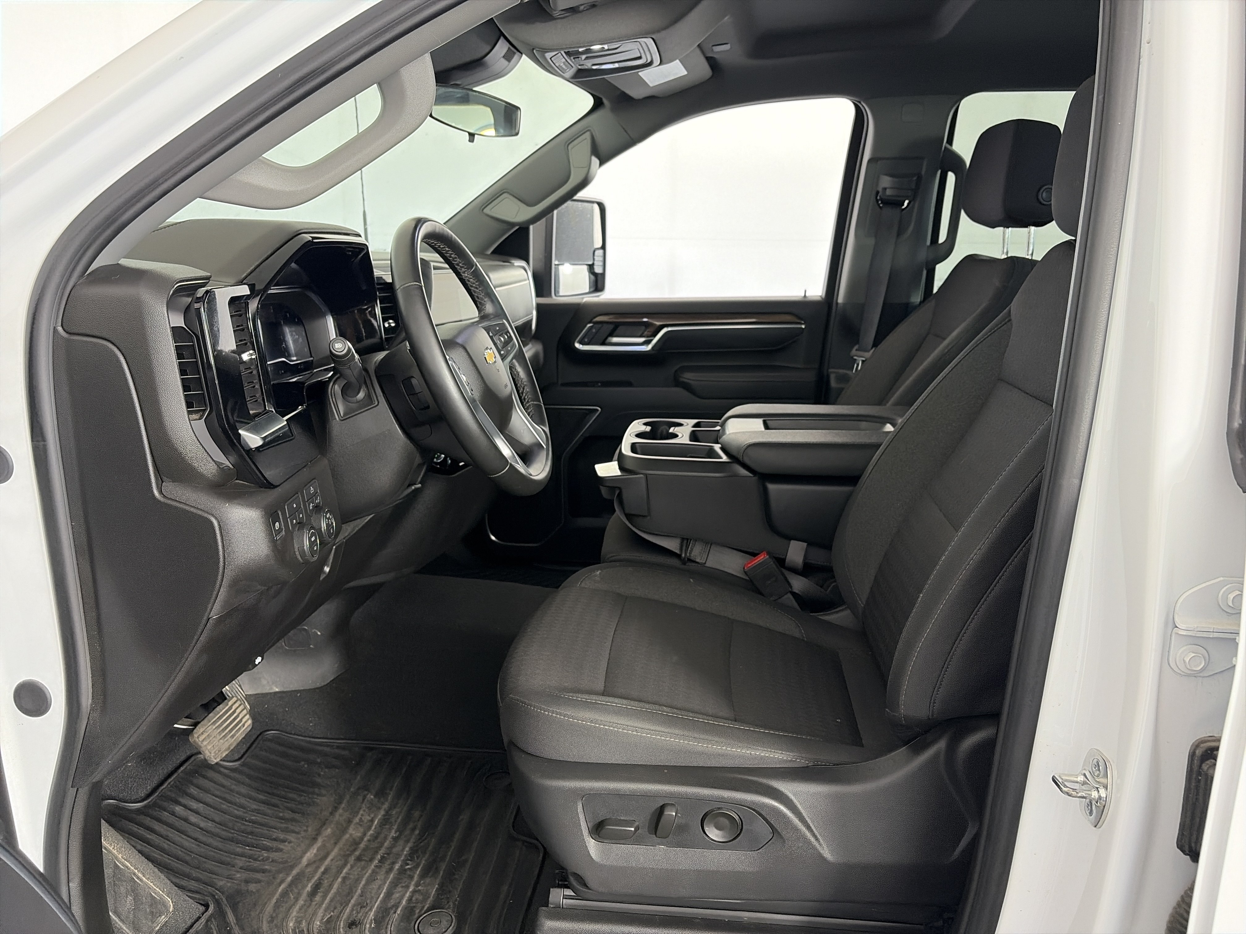 Used 2025 Chevrolet Silverado 2500 LT w/ Convenience Package AWD/4WD image 6