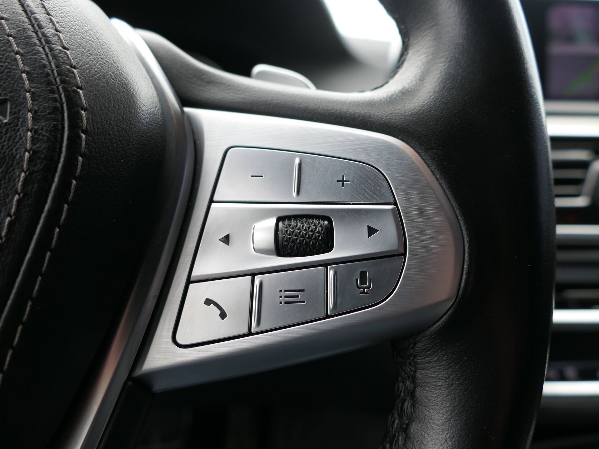 Used 2019 BMW 740i w/ M Sport Package RWD image 16